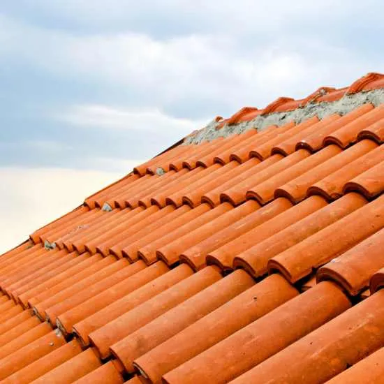 toit en tuile en réparation dans le tarn