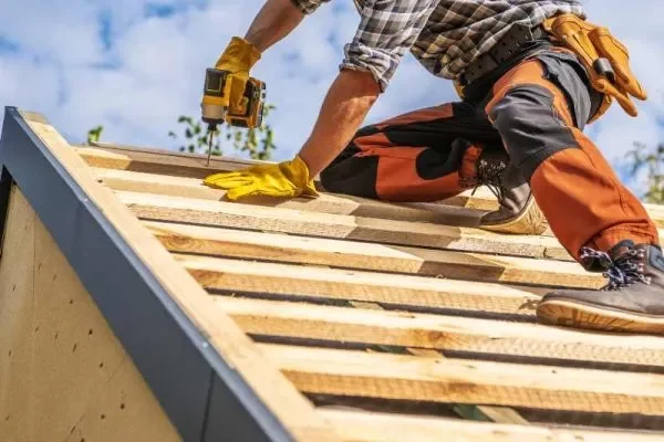 Pose d'écran sous toiture